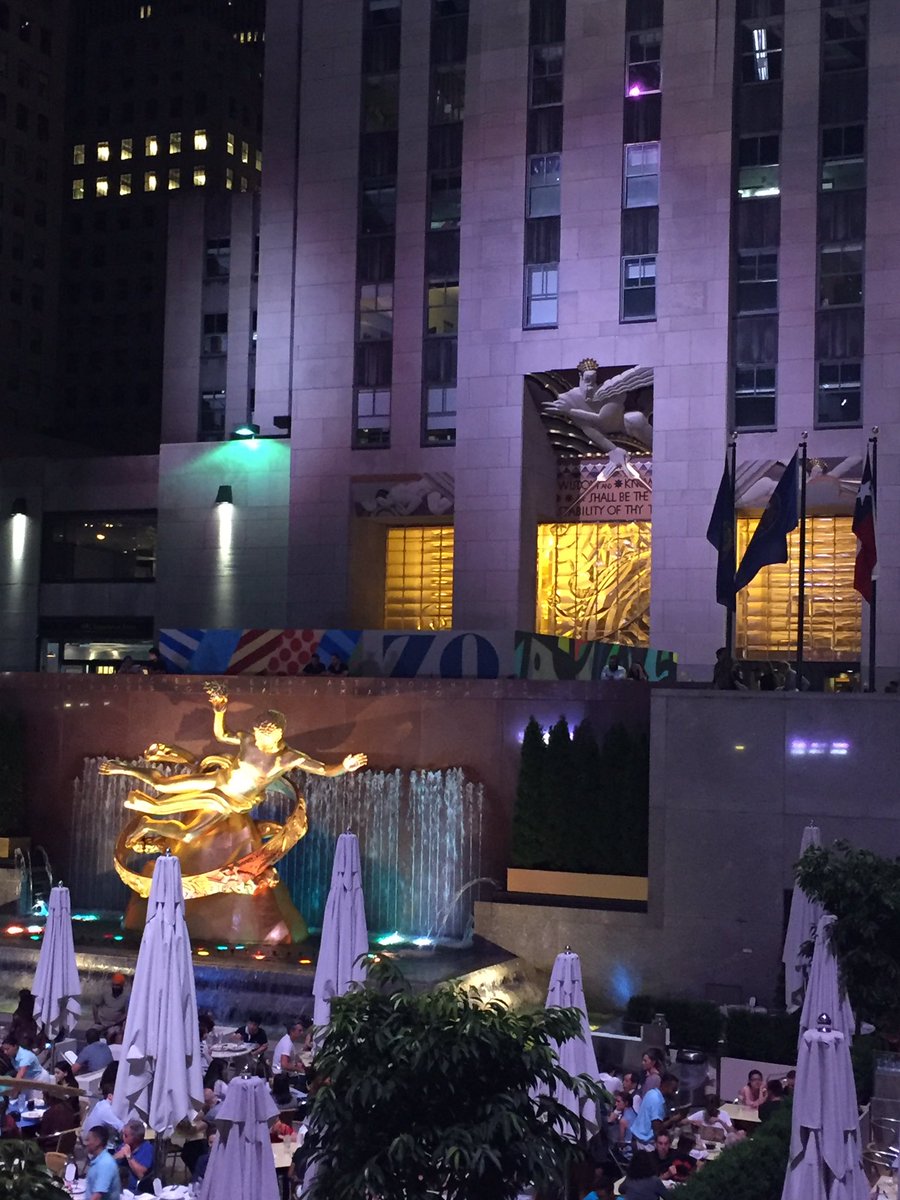SCDSB_EduTravel's tweet photo. Ending our first day @newyorkcity with @rockcenternyc #civcar2017 #viewfromthebottom https://t.co/ojvJ6DlSbH