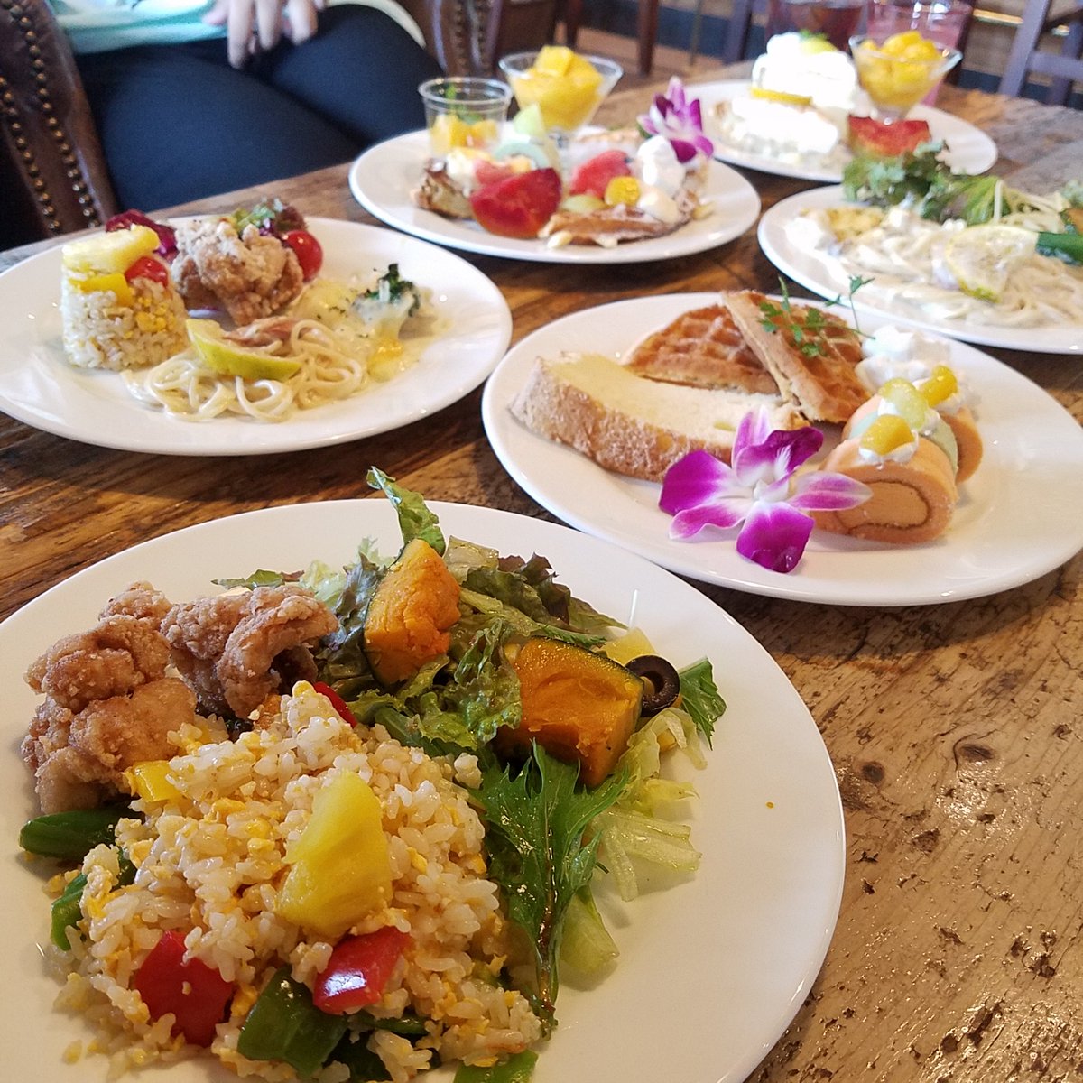 KumichanMos's tweet photo. 7月24日月曜日ランチ🍴
#DeckCafe@Arida
#本日限定
#トロピカルバイキング
10時30分~12時の第一部に参加♡
前半30分を写真撮影に費すwww
残り1時間でまあまあお腹いっぱいなった( ̄▽ ̄;)かなwww
これに優待券まで付いて1680円はお得でした💕 https://t.co/rC7SWOwg5b