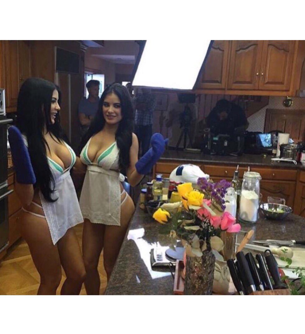 TheHowetwins's tweet photo. @Melissahowe1990 @carlahowe @playboytv Faves #Howeto 🐰. https://t.co/3FE6MNVov2