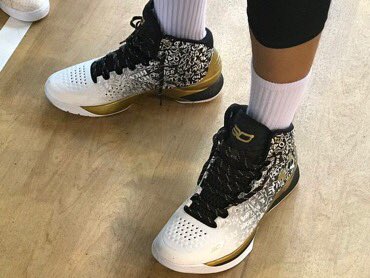 Official_DRTS's tweet photo. Under Armour Curry MVP Shoes Price! 😳😱🏀 @imdanielpadilla @StephenCurry30 

#LaLunaSangreHinala https://t.co/vMmlYi9yPb