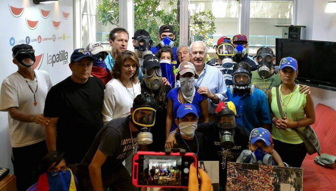 SMoncada_VEN's tweet photo. ¿Habrá relación entre la CIA, la embajada de EEUU, México, Colombia, la OEA y los terroristas en las calles de Caracas? https://t.co/sldYBfBYPa
