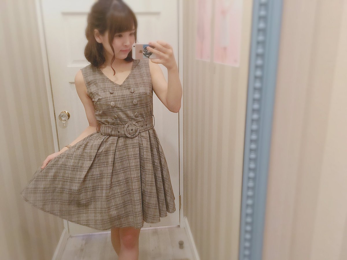 Evelyn Evelyn Hep Aw新作のワンピース チェック柄が秋らしくて とても可愛いワンピース ｖネックなのでデコルテも 綺麗に見せてくれます カーディガンを羽織って 萌え袖にしても可愛い One Piece 7 900 Cardigan 4 900 T Co