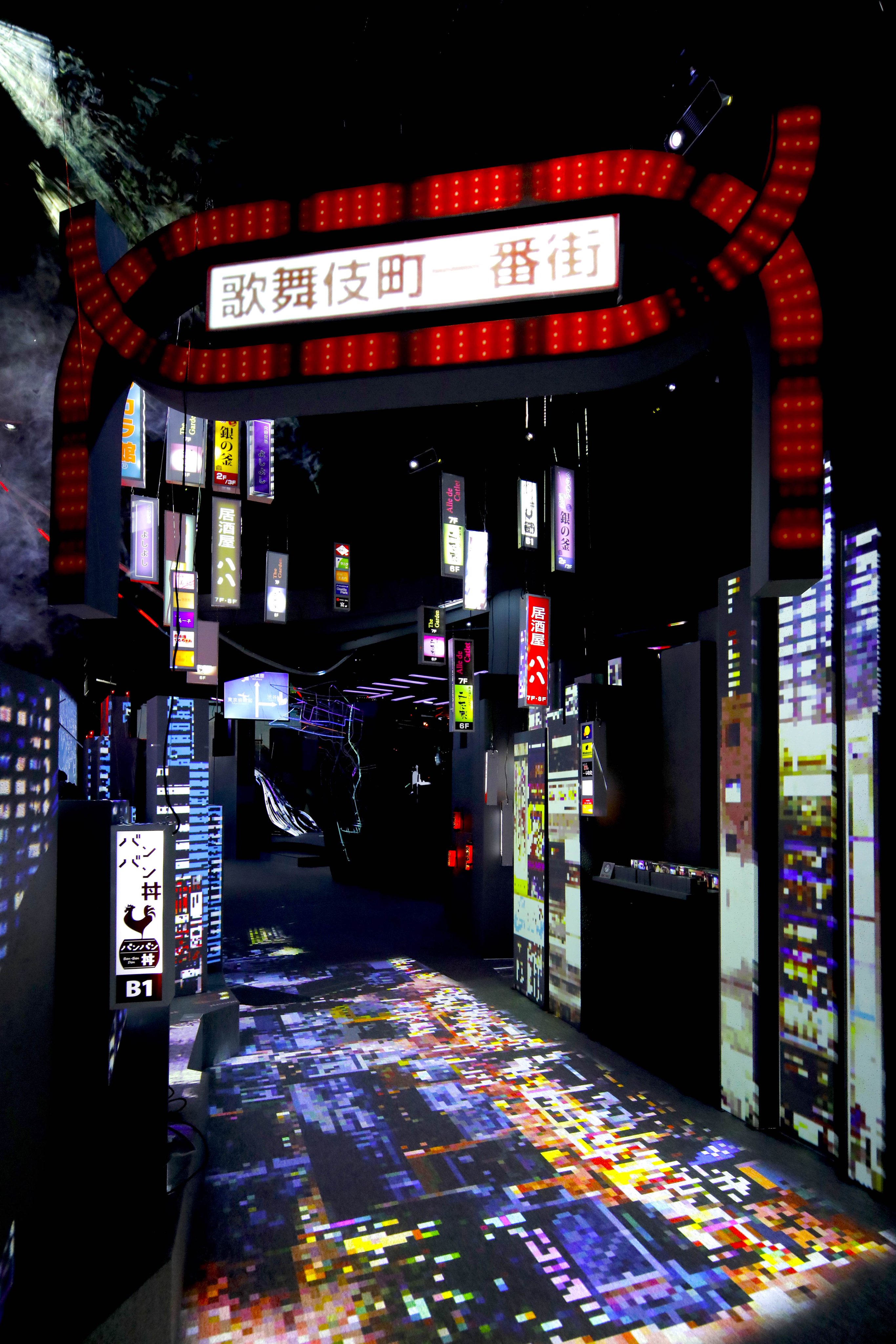 Naked Inc ネイキッド Tokyoartcitybynaked 歌舞伎町 都庁 を始め多くの高層ビルが立ち並ぶ西新宿の裏にあるのは 世界有数の繁華街 歌舞伎町 色とりどりのネオンや赤提灯が この街を作る要素として登場し 歌舞伎町らしさを演出しています