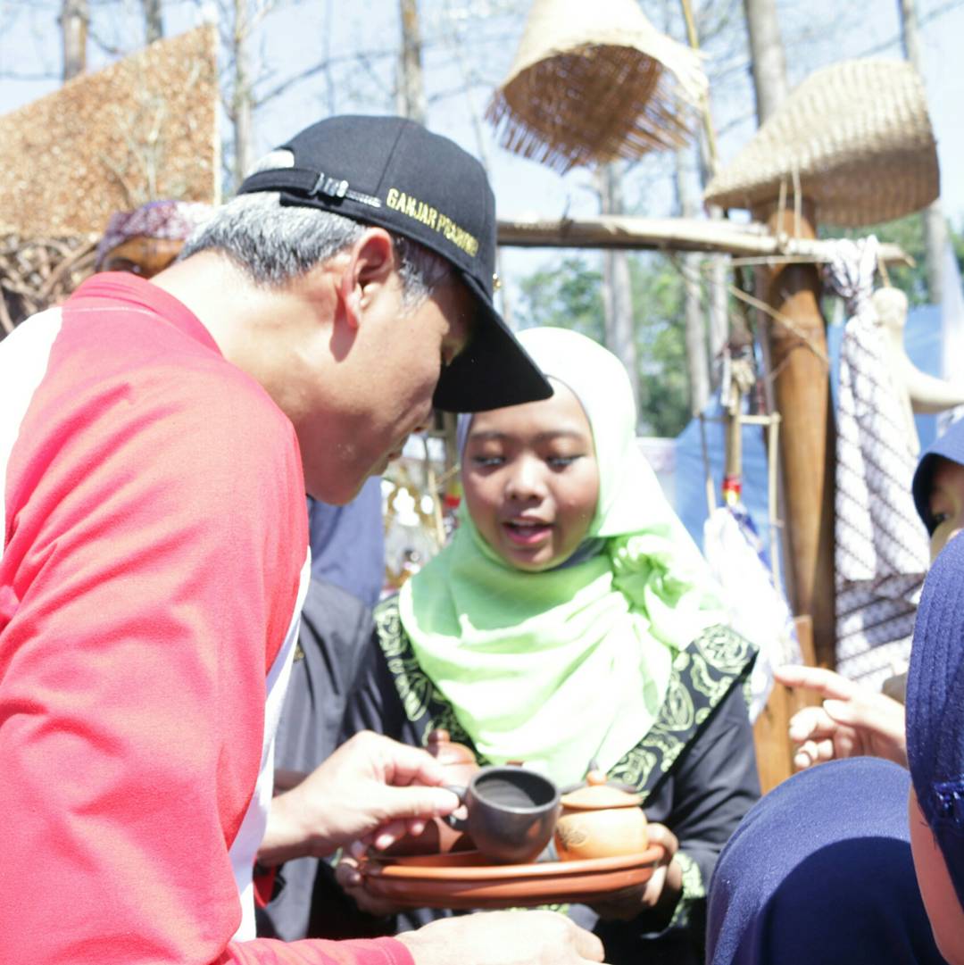 PMIKabTegal's tweet photo. Teh Poci Gula Batu memang mantap pak @ganjarpranowo 
#jumtekjateng2017
@HumasTegalkab 
@palangmerah 
@PMIJawaTengah 
@infotegal https://t.co/2lUhoEsER7