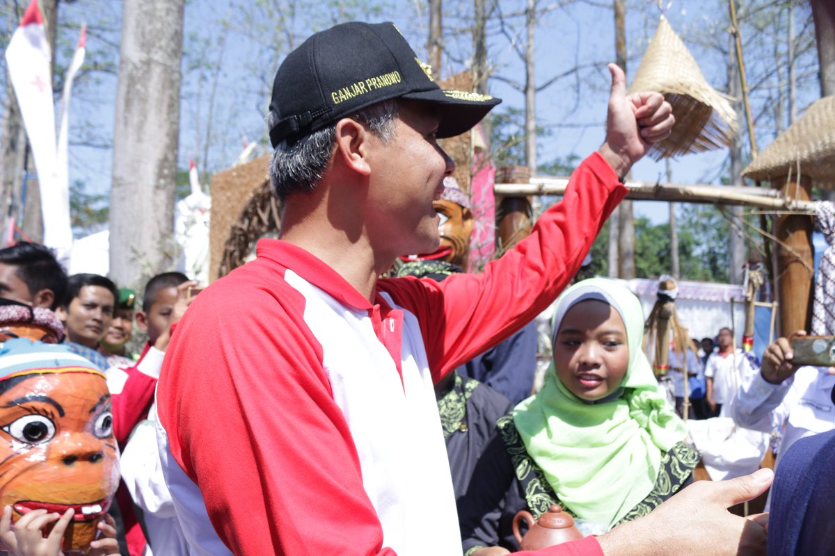 PMIKabTegal's tweet photo. Teh Poci Gula Batu memang mantap pak @ganjarpranowo 
#jumtekjateng2017
@HumasTegalkab 
@palangmerah 
@PMIJawaTengah 
@infotegal https://t.co/2lUhoEsER7