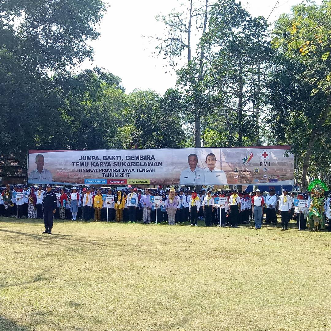 Pmiklaten's tweet photo. Pati (24/7) Pembukaan Jumbara &amp; Temu Karya Relawan PMI JATENG oleh Gub @ganjarpranowo diikuti 3.050 peserta #JatengGayeng . @PMIJawaTengah https://t.co/ucbxo82hdo