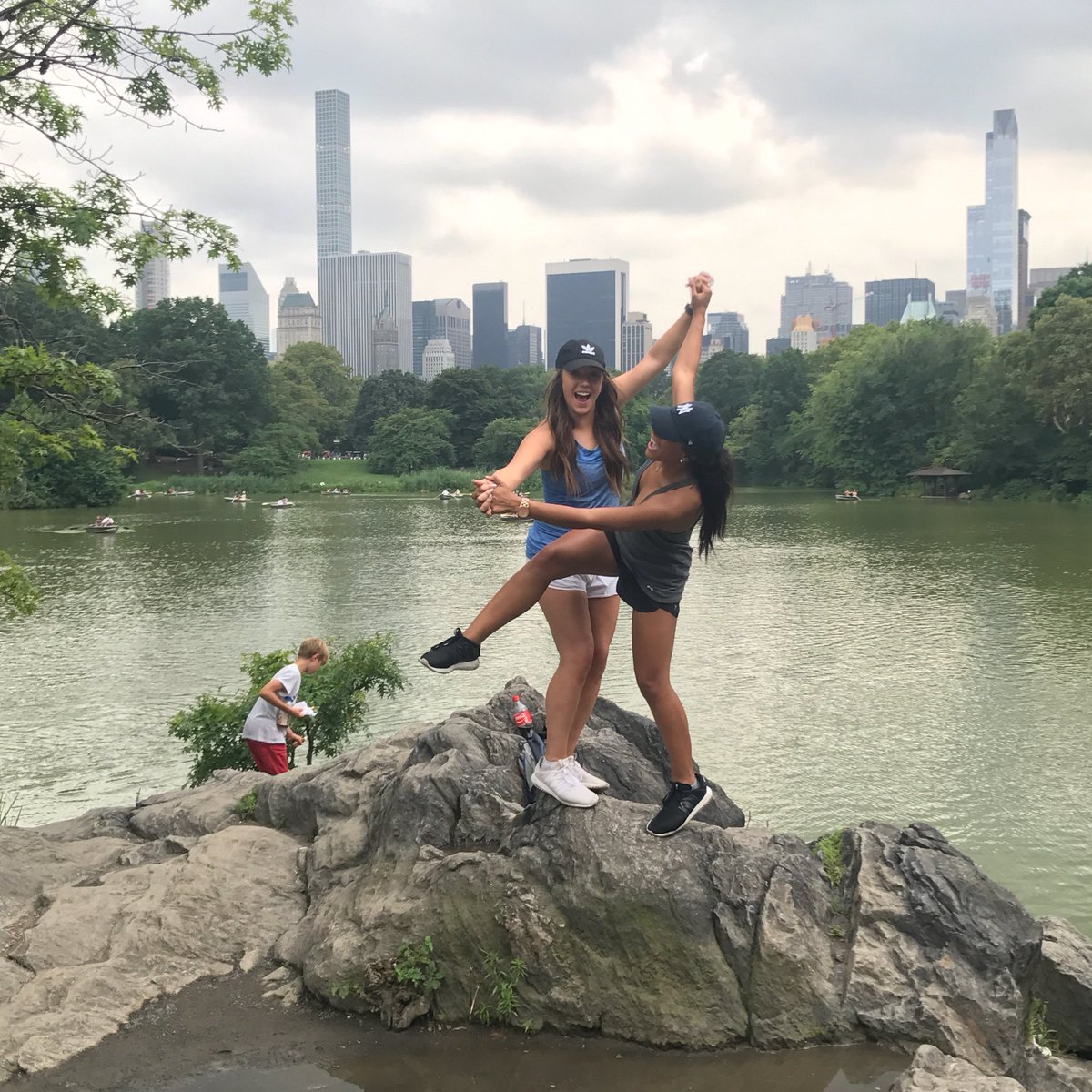 AllisonStovall's tweet photo. Kourt &amp; Khlo try to take a cute pic.... obvi a fail (who's surprised tho) https://t.co/akHrwDu1Tp