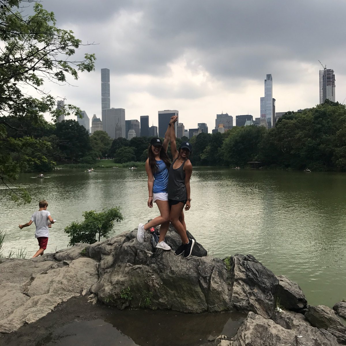AllisonStovall's tweet photo. Kourt &amp; Khlo try to take a cute pic.... obvi a fail (who's surprised tho) https://t.co/akHrwDu1Tp