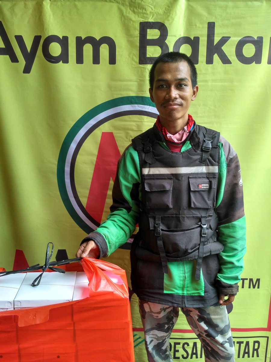 bantu RT min <a href="/gojekindonesia/">Gojek Indonesia</a> bang Agus Herlambang sdg layanin pesanan PT. PIONIR BETON dari Ayam Bakar Mentes <a href="/MakanMentes/">Makan Mentes</a>