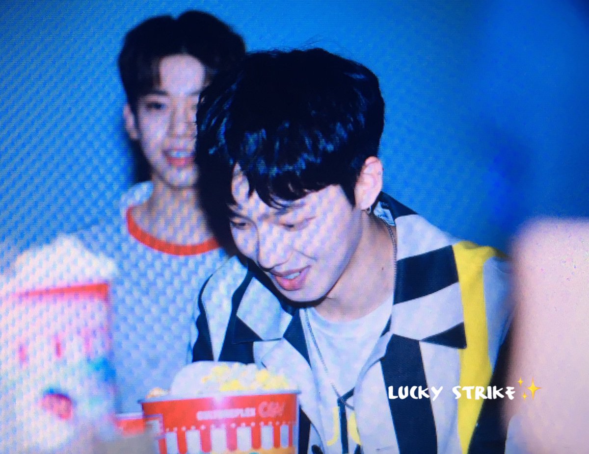 luckystrike_ym's tweet photo. 170724 덩케르크 시사회 #임영민 @bnmboysofficial 
영동이들 야무지게 팝콘받고 영화봐욤💕 https://t.co/XFwivUjzFb