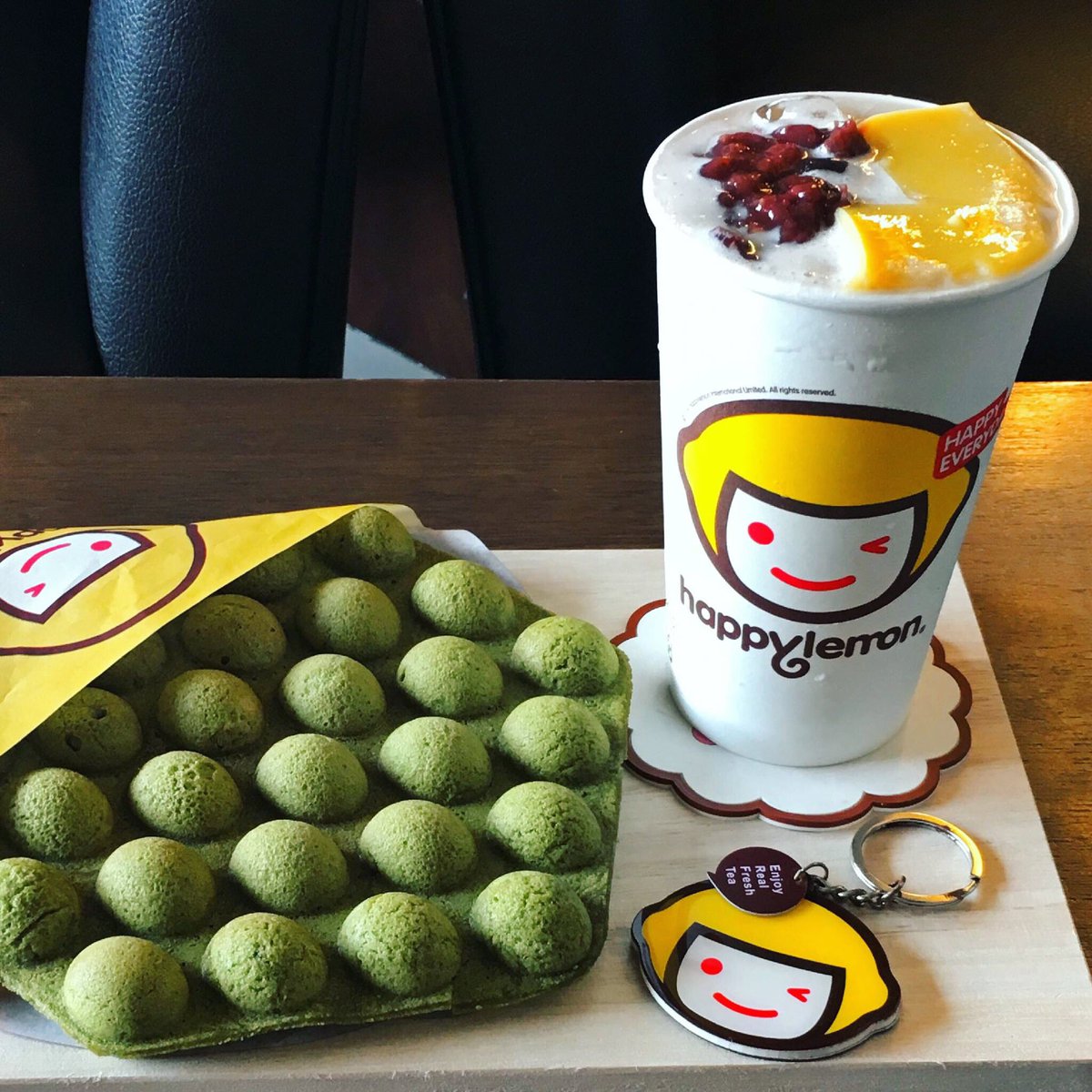 HappyLemonPh's tweet photo. Mondays have never been this good. Start your week right w/ our Matcha Bubble Waffle and Matcha Latte w/ Red Beans &amp; Pudding #MatchaMondays https://t.co/0WyHiyu7JA