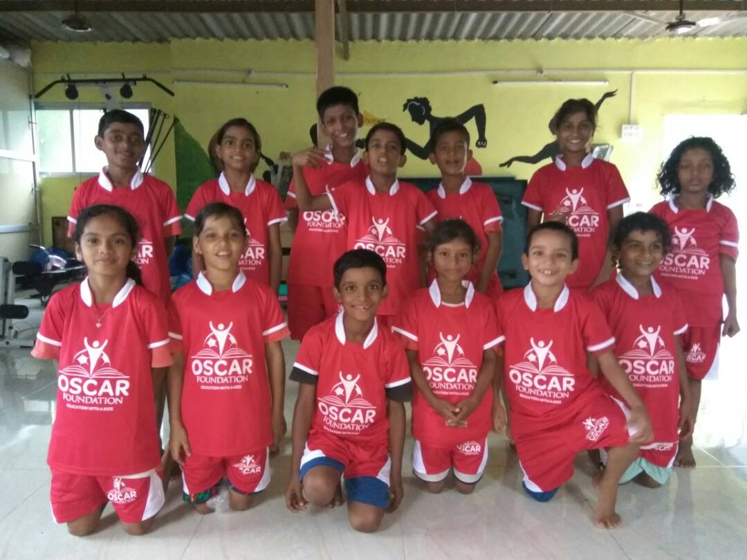 OSCAR_fdn's tweet photo. An OSCAR journey in an OSCAR jersey.. #Jerseydistribution across #Mumbai. #Educationwithakick https://t.co/wIcZUvGdOr