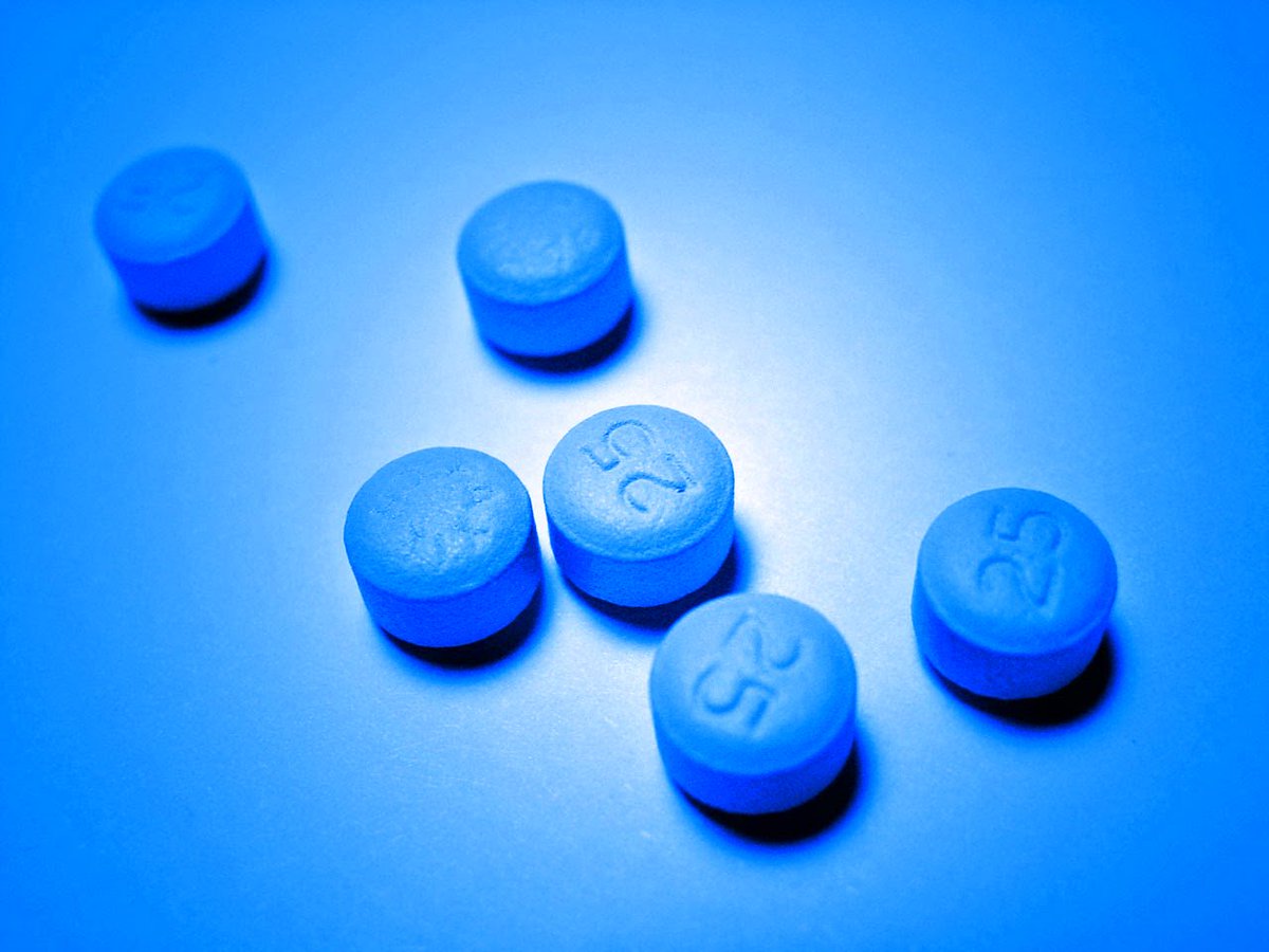 Синие таблетки с хвостиком. Голубая таблетка с GP. Иммуномодулятор синие таблетки. Таблетки синего цвета РО