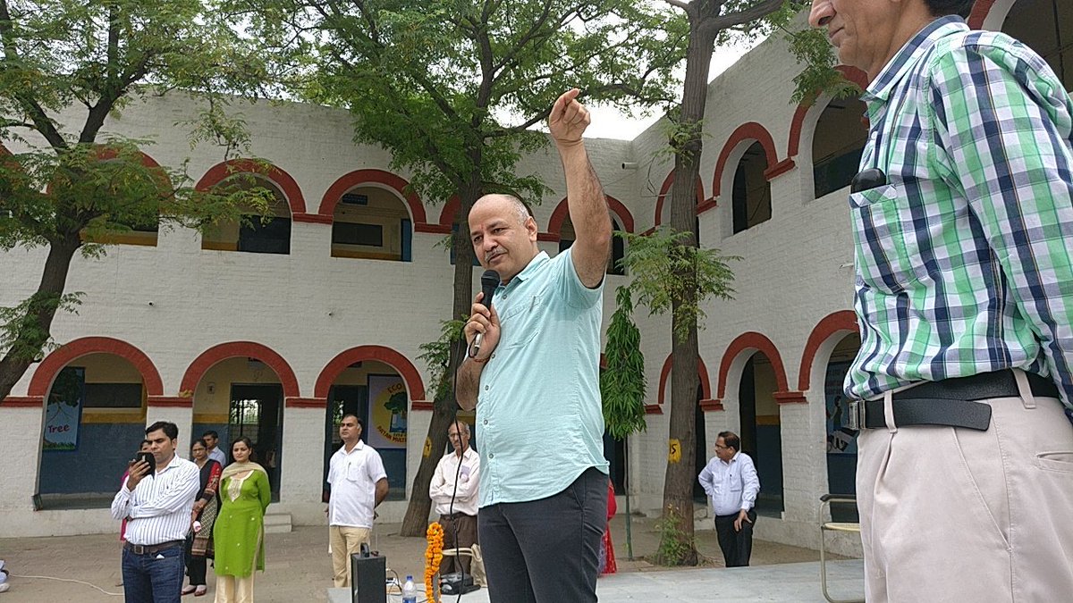 4aamaadmi's tweet photo. जातिवाद,धर्म के राजनीत��क दौर में देख कर अच्छा लगता है कि कोई है जो बच्चों के भविष्य को ले कर गंभीर है वो #Education_Chacha @msisodia है https://t.co/PUGANNgj70