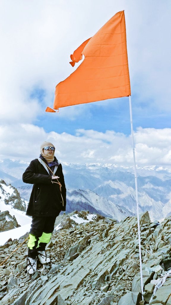 nckbharat's tweet photo. @RSSorg मुम्बई के स्वयंसेवक राजेश आशेर ने लद्दाख में 6000m की ऊंचाई पर स्थित माउंट स्टोक कांगरी की चोटी पे भगवा ध्वज फहरा गायी संघ प्रार्थना https://t.co/9uMxgKGOiv