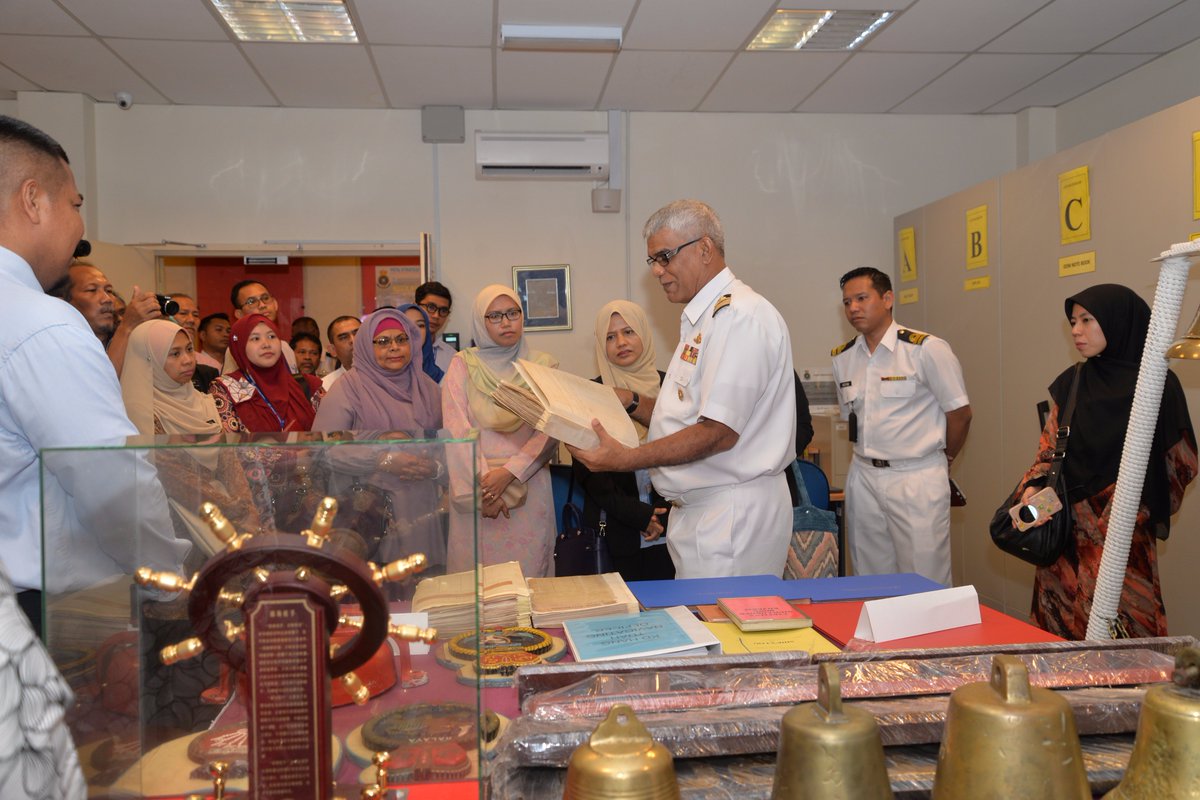 rmnspc's tweet photo. Lawatan delegasi Jabatan Perdana Menteri (JPM) ke Pusat Sumber Maritim dan Sejarah (PUSMAS) TLDM @NajibRazak @mykamarul @tldm_rasmi https://t.co/uUwNFGi4mK