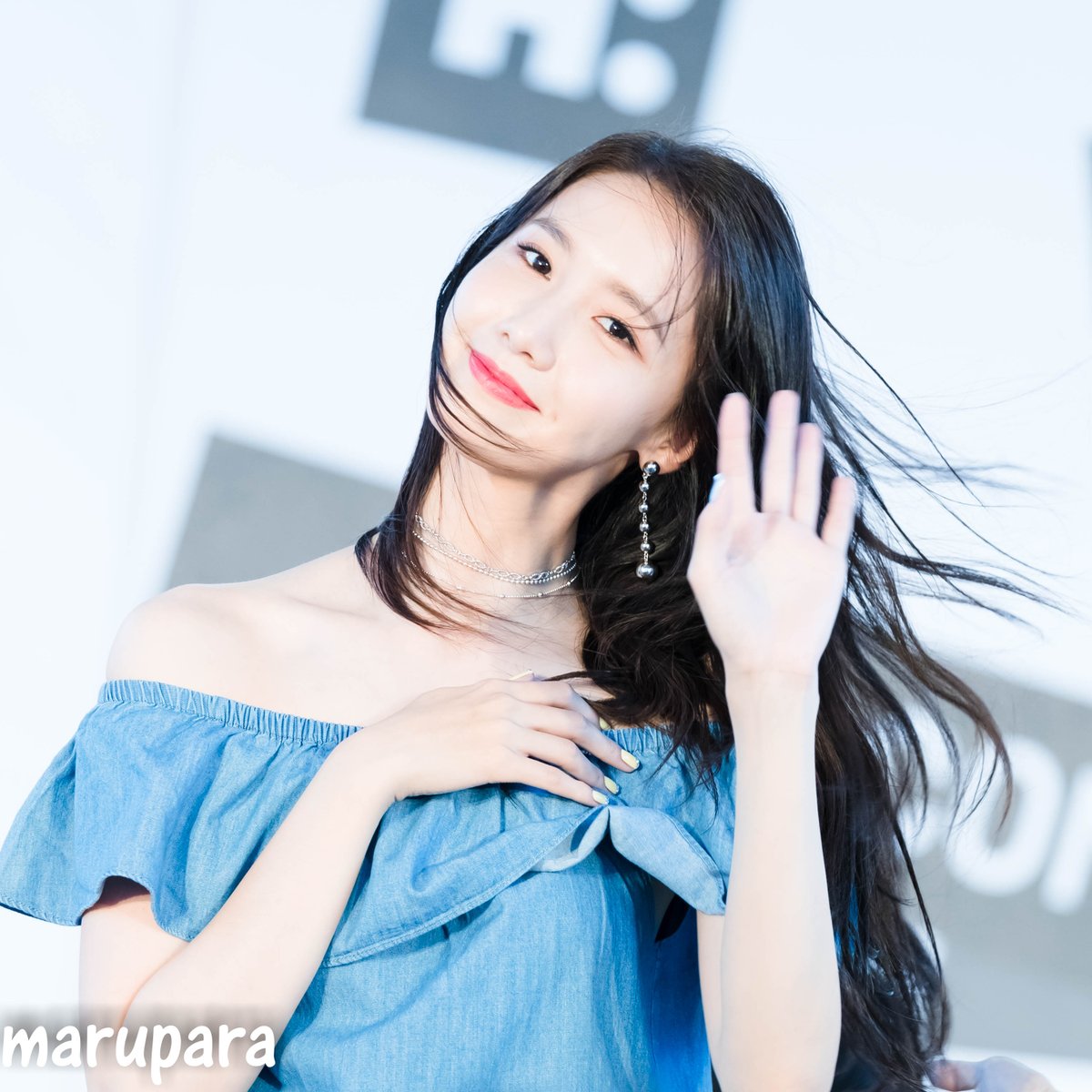 [PIC][22-07-2017]YoonA khởi hành đi Đài Loan để tham dự buổi Fanmeeting cho thương hiệu "H:CONNECT" vào hôm nay - Page 4 DFepV_lUAAAYgqP