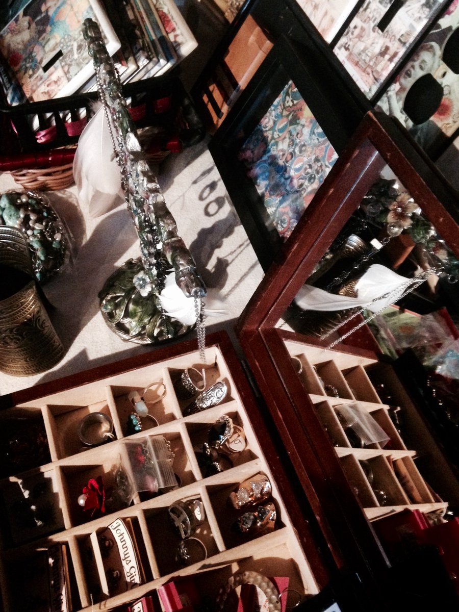 sharonnamisha's tweet photo. the countdown begins! this Tuesday #sharonnamishadesigns will be at #howleyswpb for the #reprieveartshow- don't miss it!
#artshow #wpbevent https://t.co/UMwse4sPCQ