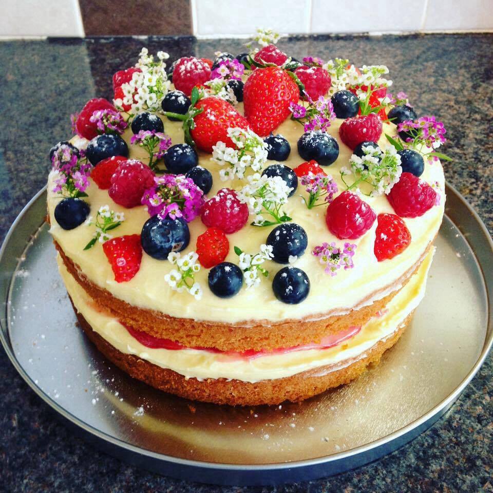 NurturedInNflk's tweet photo. Another amazing use of our #edibleflowers by @kirstycreations17 - They look great πππΌ #cakedesign #decoratingcakes #edibledecor https://t.co/361flRJaGM