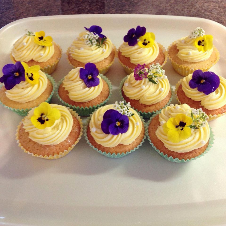 NurturedInNflk's tweet photo. Another amazing use of our #edibleflowers by @kirstycreations17 - They look great πππΌ #cakedesign #decoratingcakes #edibledecor https://t.co/361flRJaGM