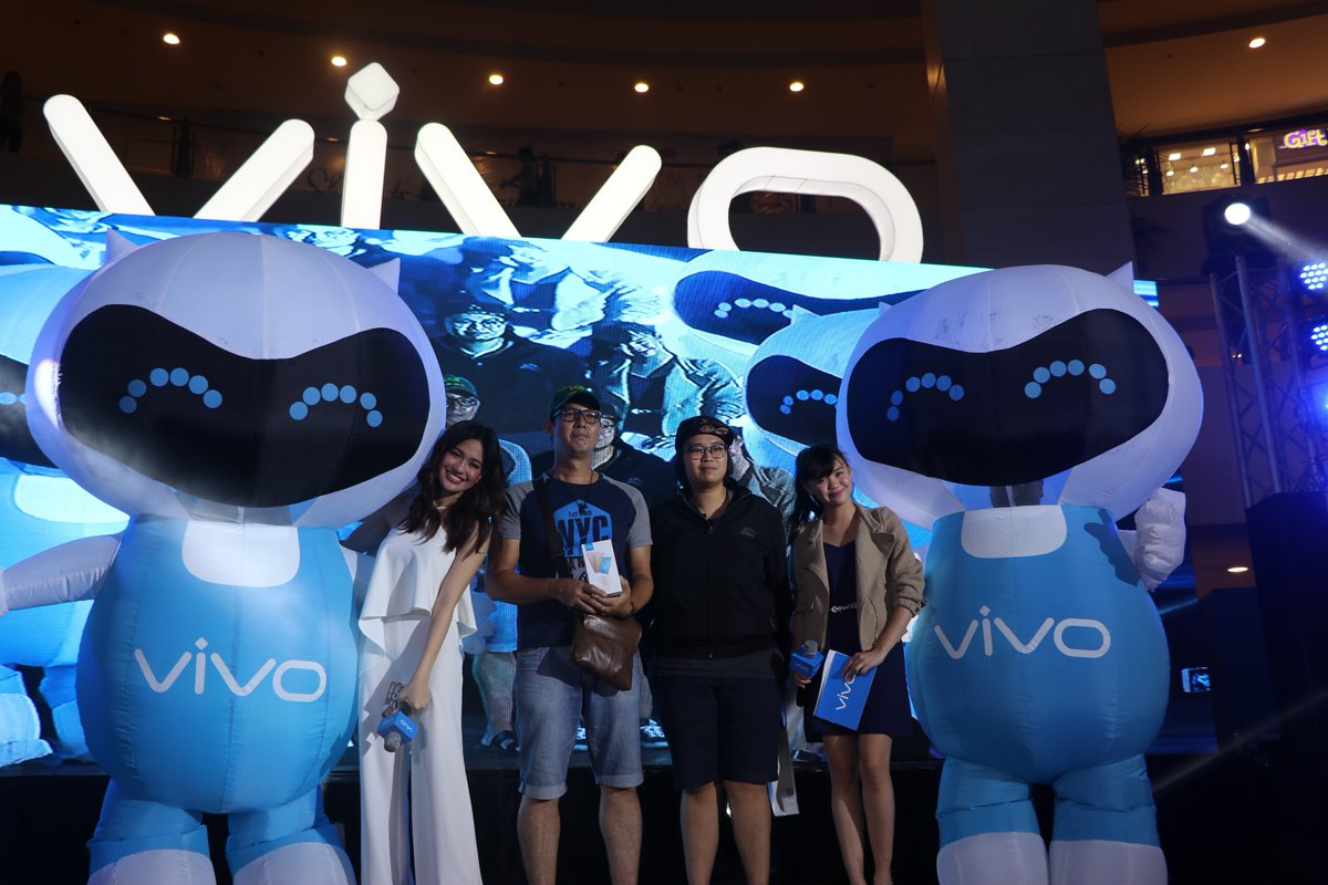 vivo_phil's tweet photo. Thank you Trinoma for the warm welcome! #VivoPerfectSelfieTour @MyJaps https://t.co/jx6GsjNsHO