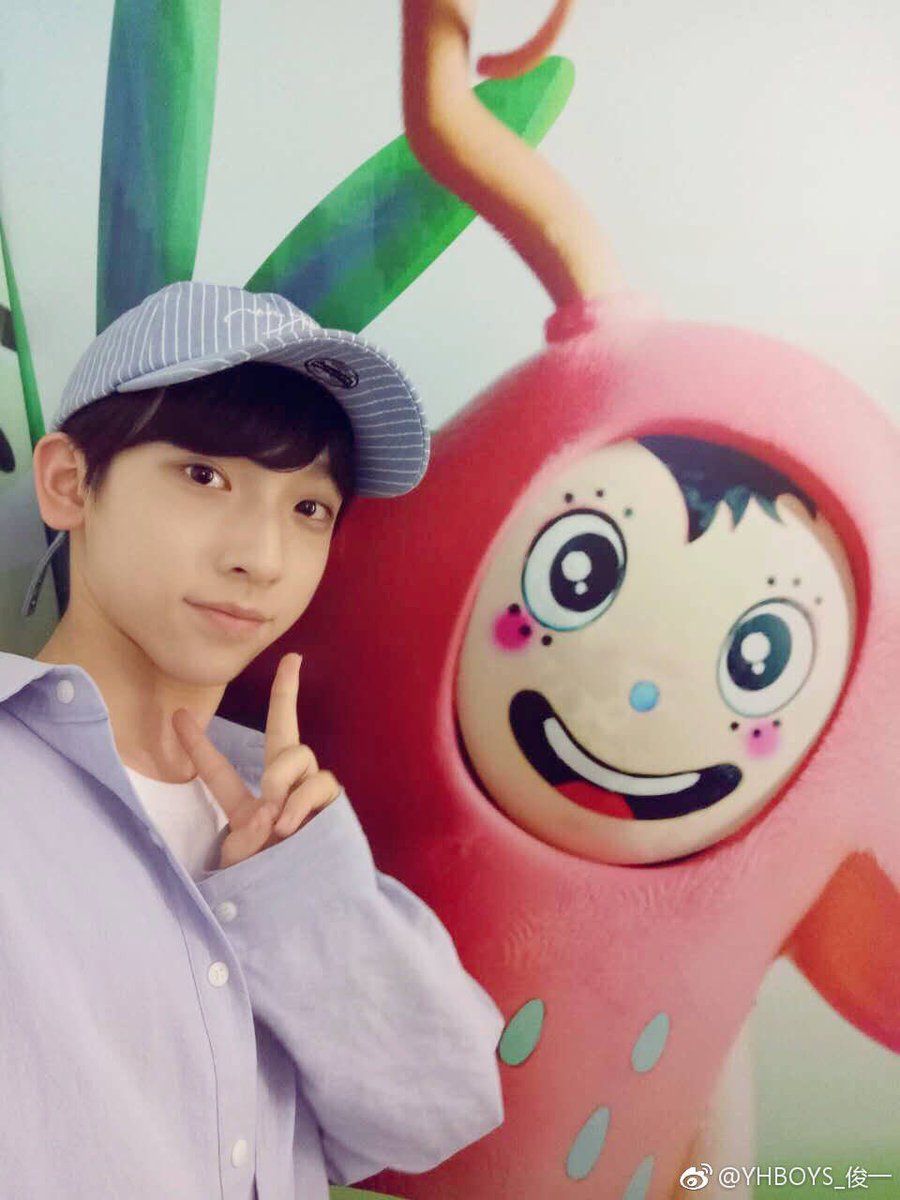 JunyiYHBoys's tweet photo. Finally mastered my 'selfie' skills, the angle is pretty important 🙂 #YHBOYS https://t.co/Ya2YsYAkbY