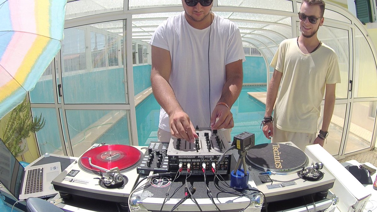 GroovTone's tweet photo. Próximos convidados da Summer Session são Afonso Lopes e @RichardSundays 😎 É já este domingo, fiquem atentos! #poolparty #dj #housemusic https://t.co/g4XXjYhEYJ