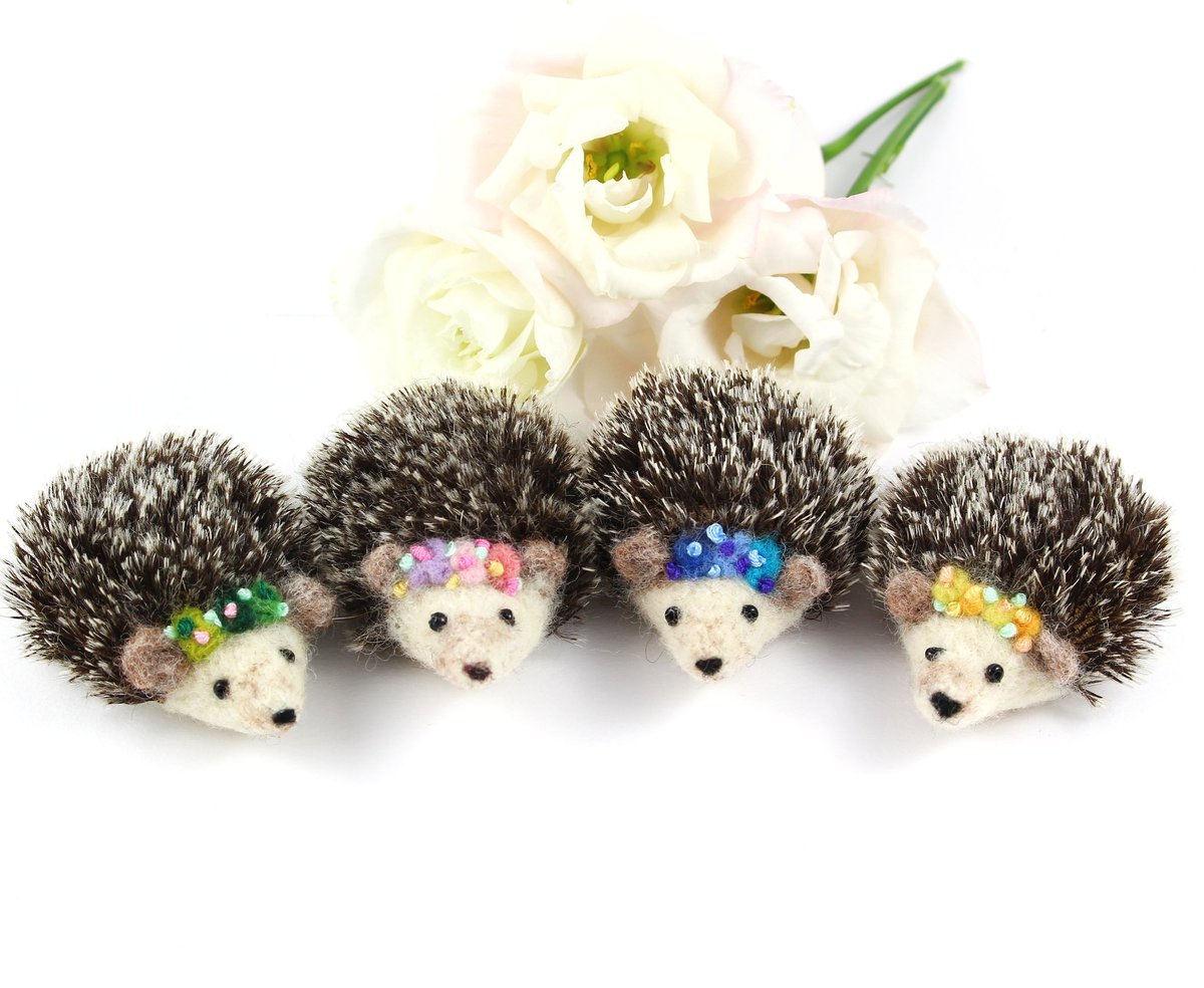 middlemistmakes's tweet photo. Hedgehogs need our help 💕
New little Hedgehog #brooches 
£5 goes towards hedgehog rescue @HelpaHedgehog 
https://t.co/X12S47XLna https://t.co/0x7zS0PtaE