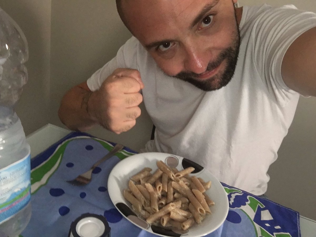 AccardiDanilo's tweet photo. Buon pranzo ragazzuoli😋😋😋
Pasta integrale e sto💪🏻💪🏻💪🏻
Volere è Potere🔥🔥🔥
#mangiameglio #mangiasano #Programma_top https://t.co/NTXXjGWbCv