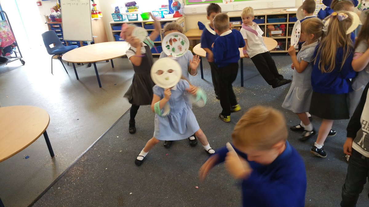oakclass_2016's tweet photo. Carnival time in Oak Class. We have made our own Carnival costumes. #carnival #Brazil #aroundtheworld https://t.co/NJRv5oEUdm