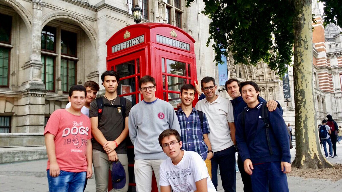ClubNargo's tweet photo. Convivència dels de batxillerat a Londres. Un estiu impressionant: cultura, ciència, amics...
#EnjoyNargó  #London2017 amb @ClubBalandrau https://t.co/6XZffUyUiO