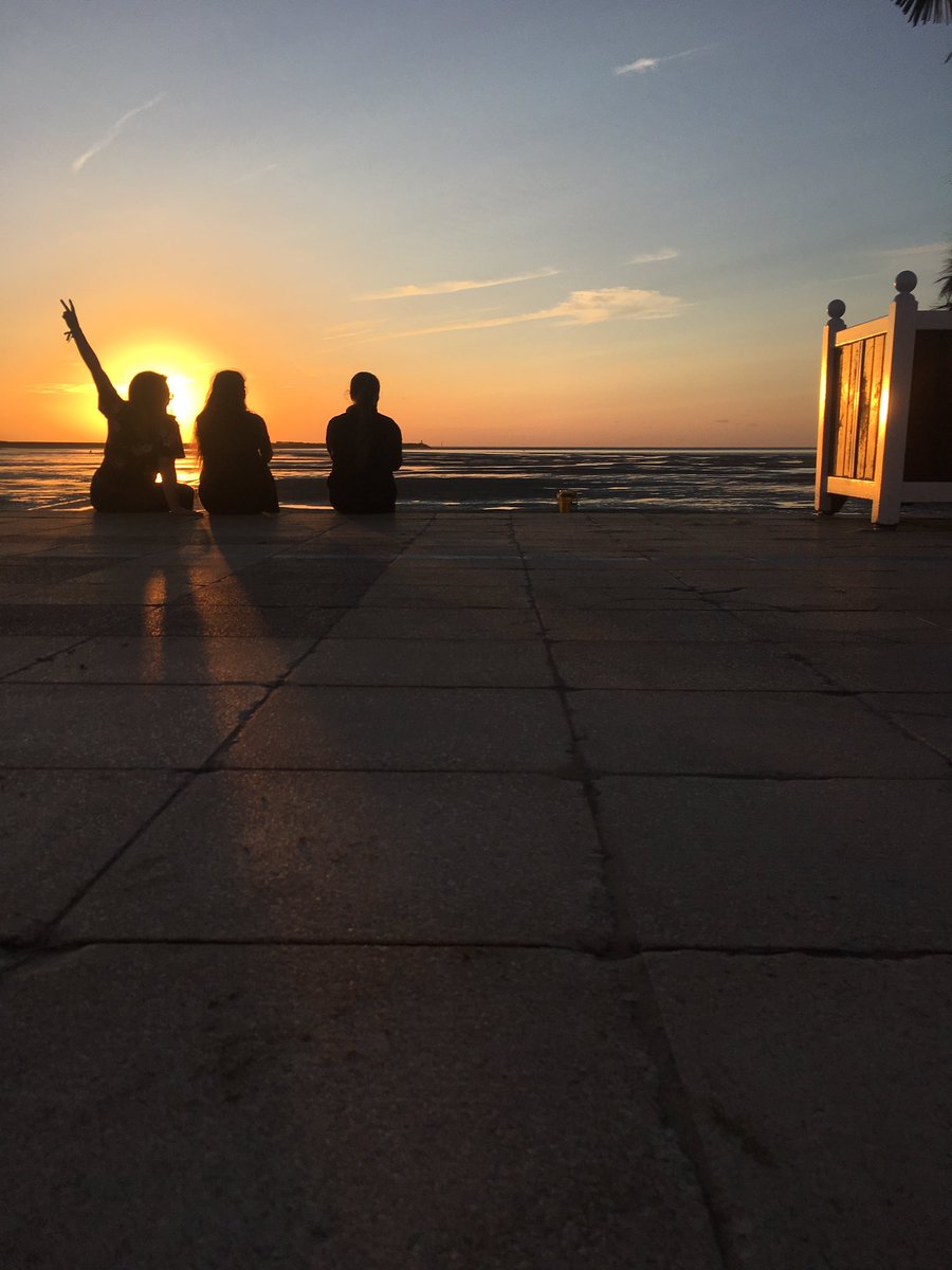 JuliaOgivy's tweet photo. #NCS @FlyingFutures #beachcampus #teamG8 #Wearegreat https://t.co/2jgIgJTeuu