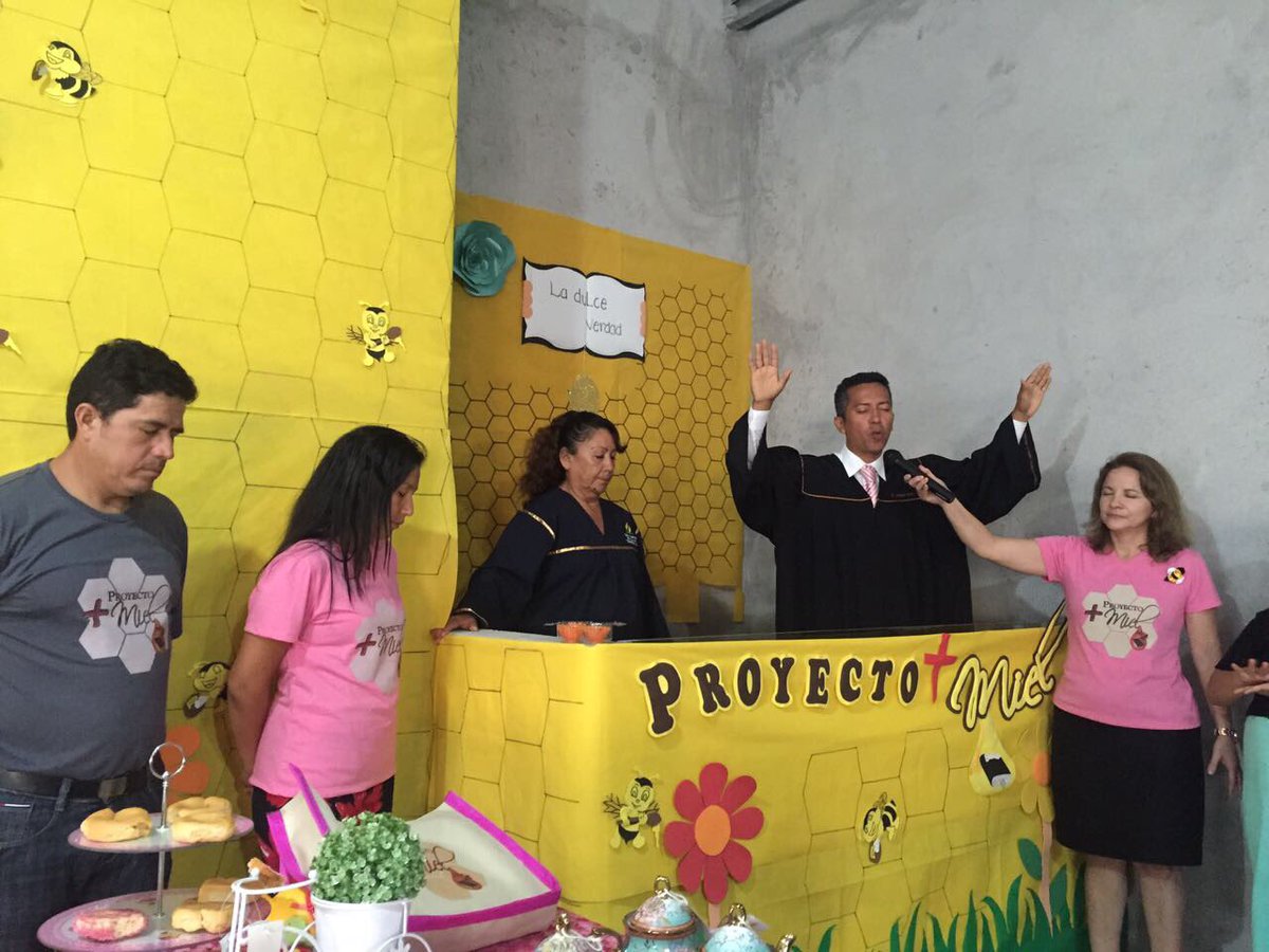 jeffermen35's tweet photo. #Ladulceverdad Lanzamiento del #proyectoMiel en #stodomingoEC @adventistasEC @AdventistasMEN @prgiovanny @sylvia_polo @SaitoSamuel https://t.co/cS9Nr4L2oB