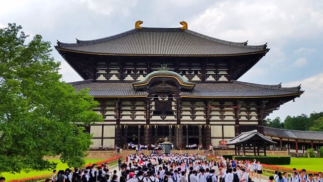 kenbunblog's tweet photo. 奈良県奈良市にある東大寺です。奈良時代に聖武天皇によって創建された寺院であり、本尊に「奈良の大仏」で知られる盧舎那仏を祀っています。奈良市の中心的な観光スポットとして知られ、世界遺産にも登録されています。 https://t.co/yM209yOptD https://t.co/J1sprC0JLm