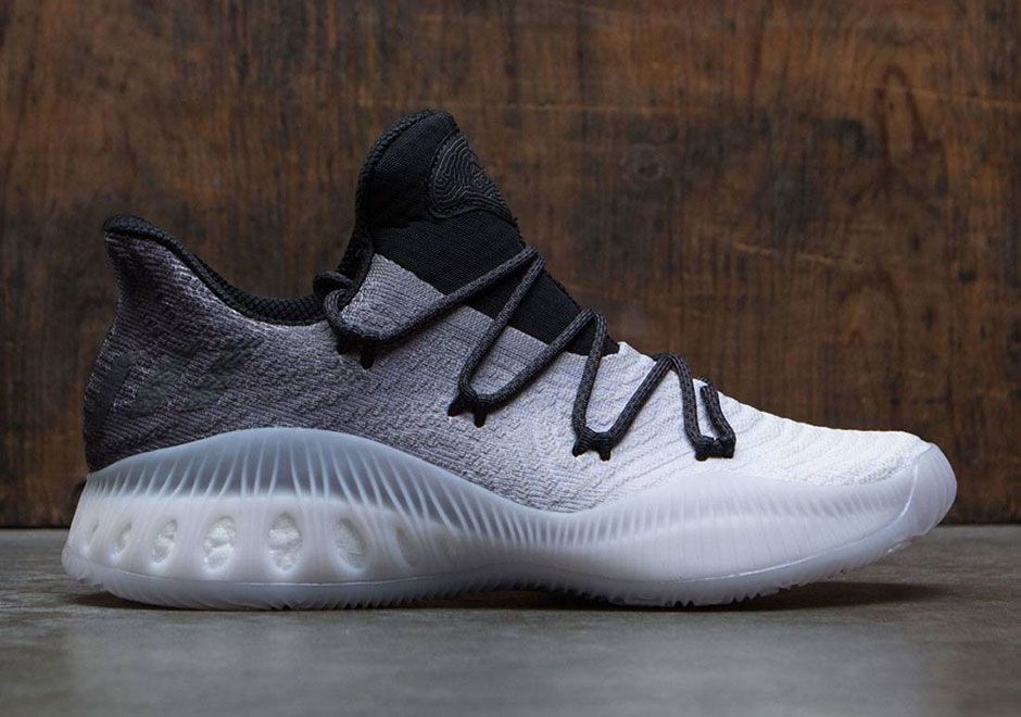SneakerNews's tweet image. New gradient uppers on the latest adidas hoops model: snkrne.ws/2unZFOc