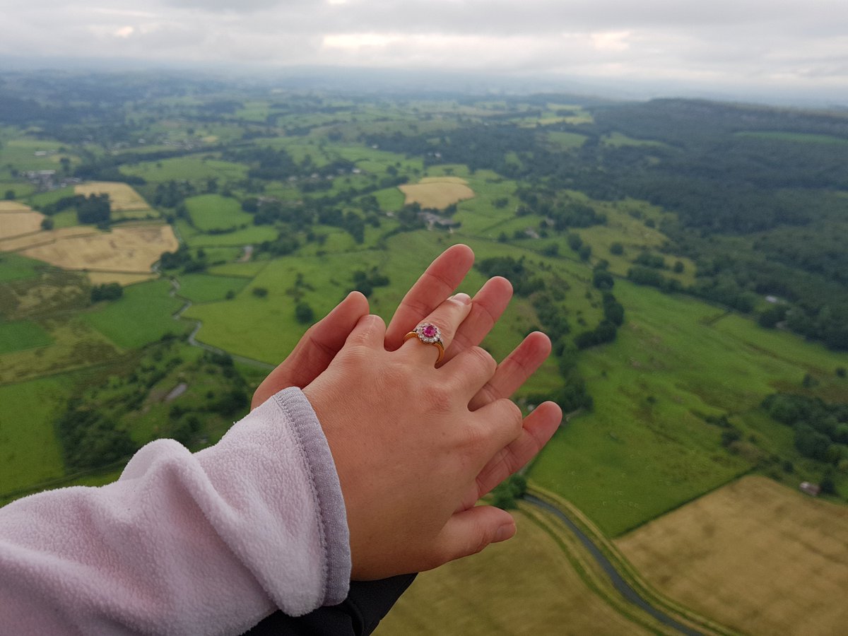 VirginBalloons's tweet image. Couples Get Engaged in the 2017 Skies #proposals #hotairballoon #uniqueproposal #proposalidea bit.ly/2tDltqe @TheProposers
