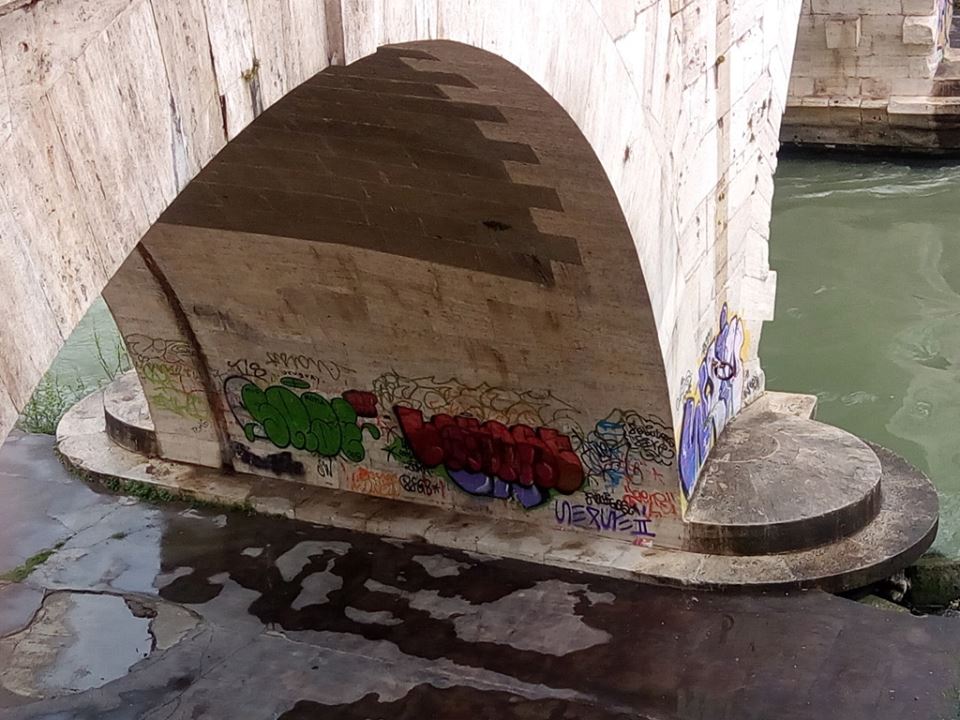 Retake_Roma's tweet photo. Dateci risposta su almeno una di queste situazioni @Sovrintendenza altrimenti quale è il vs compito in una città piena di tesori come #Roma? https://t.co/YKosLYucqQ
