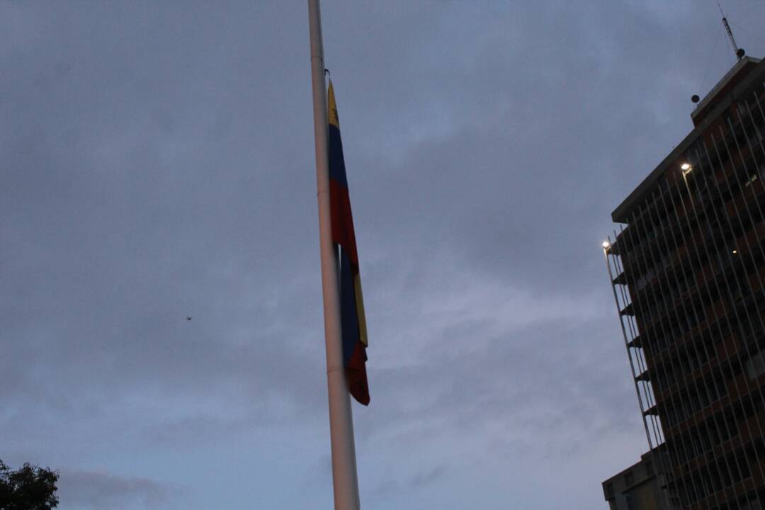 PrensaFANB's tweet image. Izada del Pabellón Nacional, la FANB rinde honores en su Natalicio a El Libertador y celebra 194 Aniv. Bat. Naval del Lago y día de la ARBV.