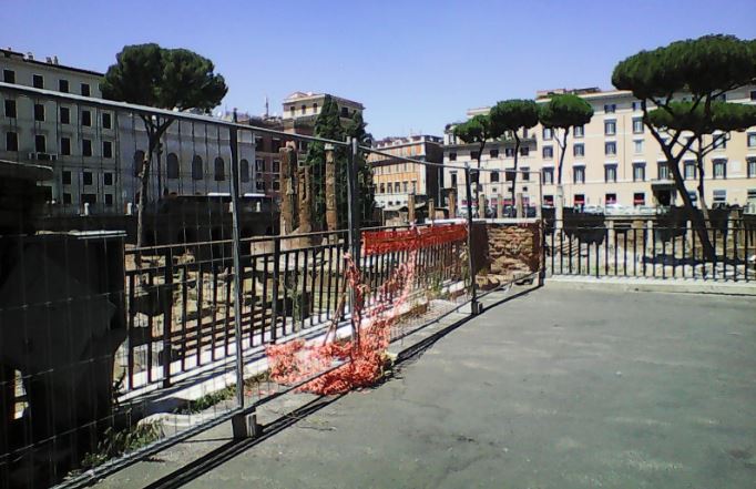 Retake_Roma's tweet photo. Dateci risposta su almeno una di queste situazioni @Sovrintendenza altrimenti quale è il vs compito in una città piena di tesori come #Roma? https://t.co/YKosLYucqQ