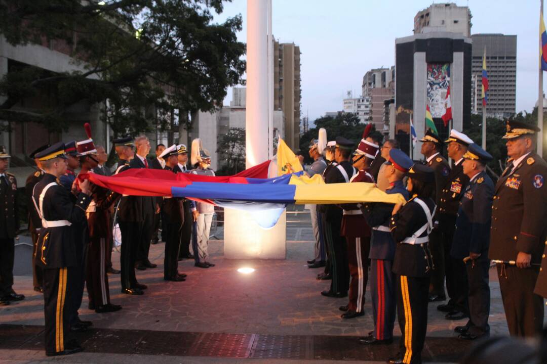 PrensaFANB's tweet image. Izada del Pabellón Nacional, la FANB rinde honores en su Natalicio a El Libertador y celebra 194 Aniv. Bat. Naval del Lago y día de la ARBV.