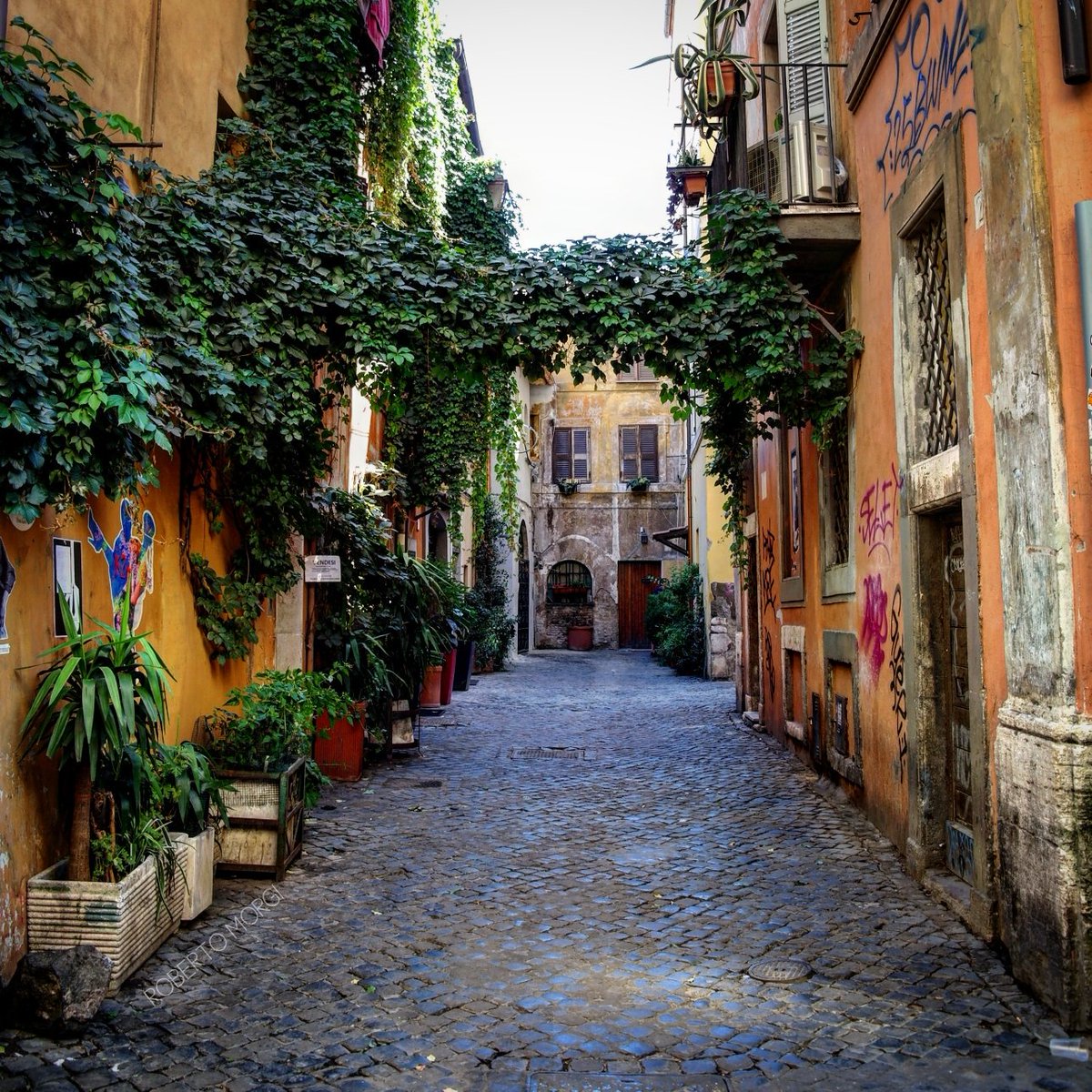 Per i vicoli di #Roma in uno dei quartieri storici e caratteristici: #Trastevere . Un groviglio di vie e di vicoli coperti di #sanpietrini