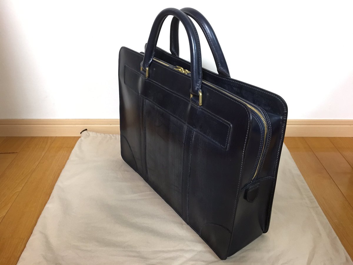 本日購入したGANZOのTHIN BRIDLEブリーフケース。ネイビー。MBP 13inch