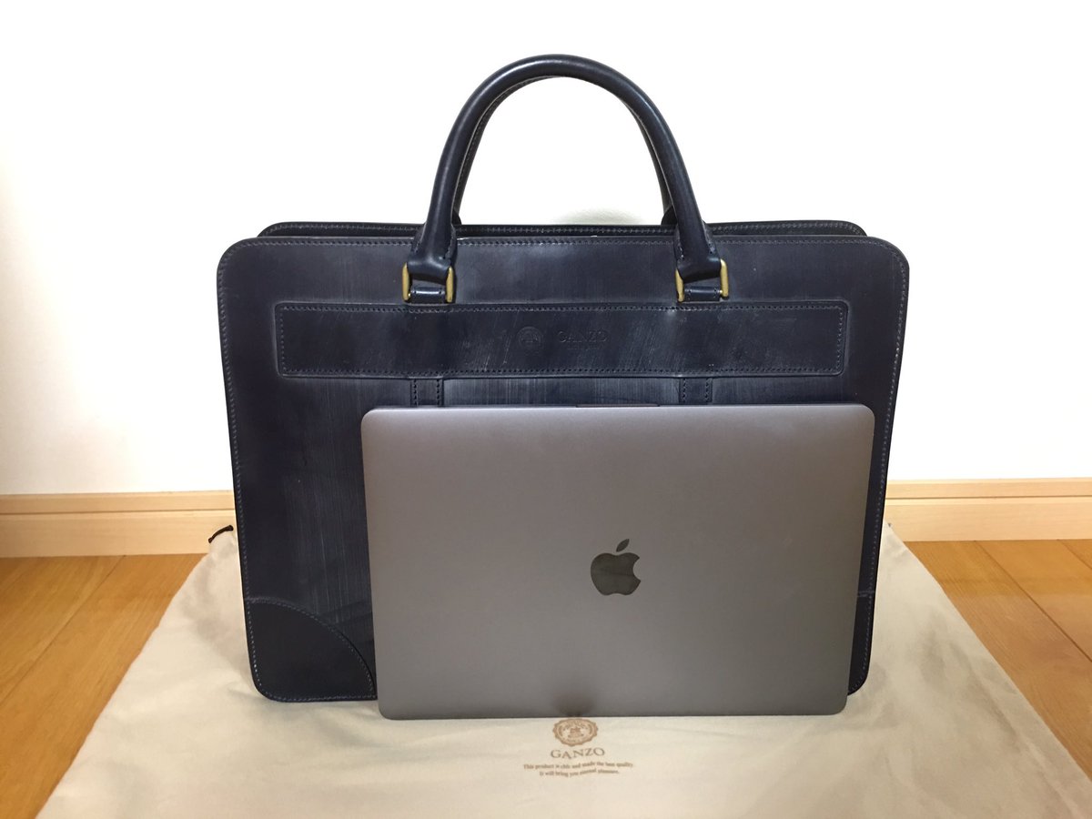 本日購入したGANZOのTHIN BRIDLEブリーフケース。ネイビー。MBP 13inch