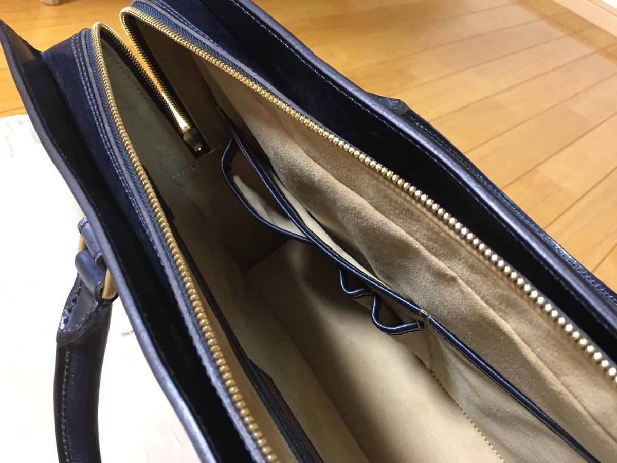 本日購入したGANZOのTHIN BRIDLEブリーフケース。ネイビー。MBP 13inch