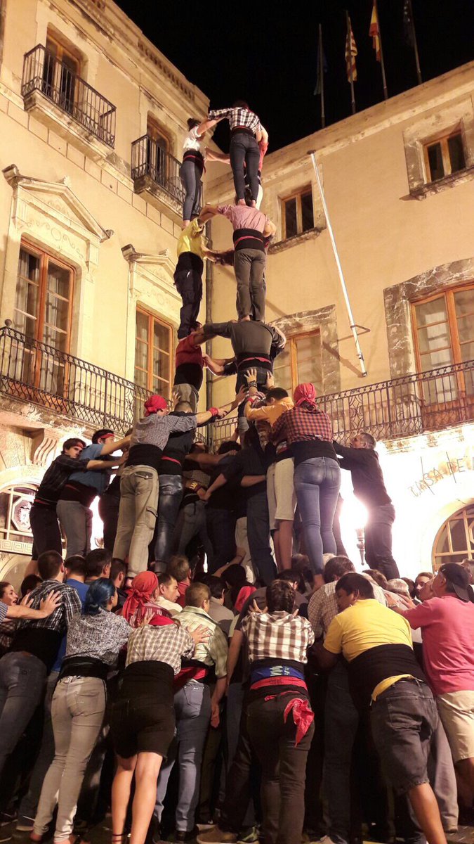 nensdelvendrell's tweet photo. Aquest vespre a les 22:00 h just després de l'assaig dels grups d cultura popular/ Assaig general de Castells a la plaça Vella. #elvendrell https://t.co/zb6ufQy2OJ