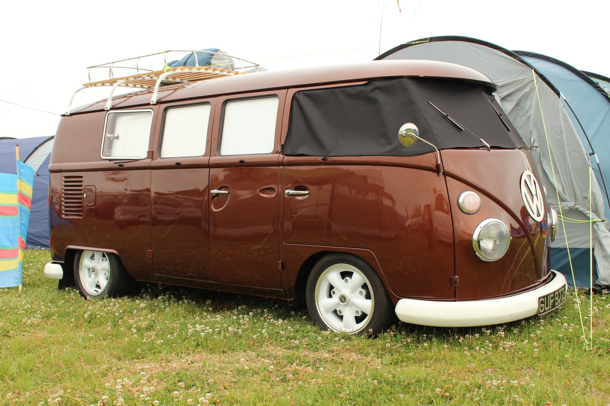 CaliforniaHire's tweet photo. A friend of ours Barry Abbott has kindly let us show you his beauty.  What a van! 

#splitscreen #campervan #vwcamper #vw #vdubs #vanlife https://t.co/r3ZXkhdJPB