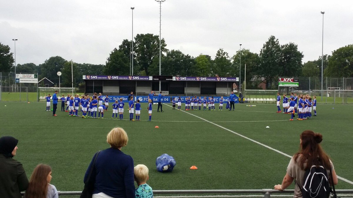 vvVictoria28's tweet photo. Victoria '28 kleurt deze week Königsblau. Schalke 04 auf Tournee is begonnen! @s04 @SchalkeATournee https://t.co/UEBW2blL0u