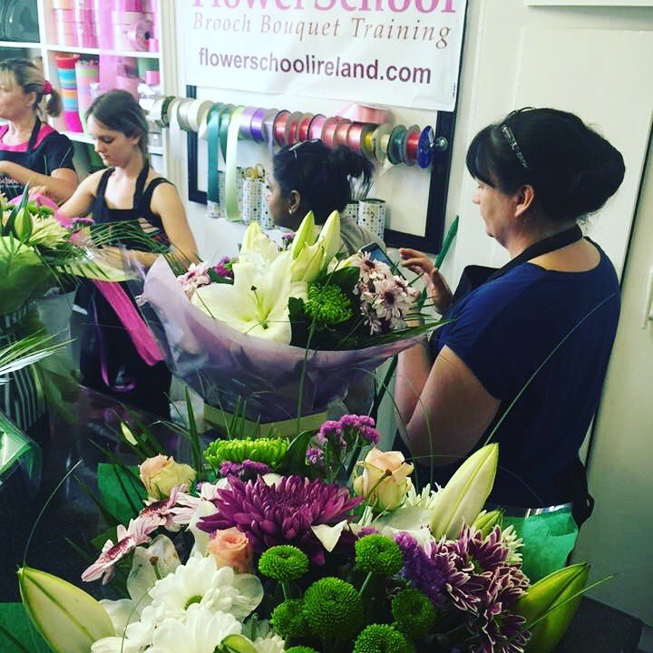 FlowerSchoolIE's tweet photo. Learn how to make #HandTied #bouquets at #KaysFlowerSchool #flowerSchool30 #Flowers #FlowerArranging #flowerclasses https://t.co/S7jGCETww5