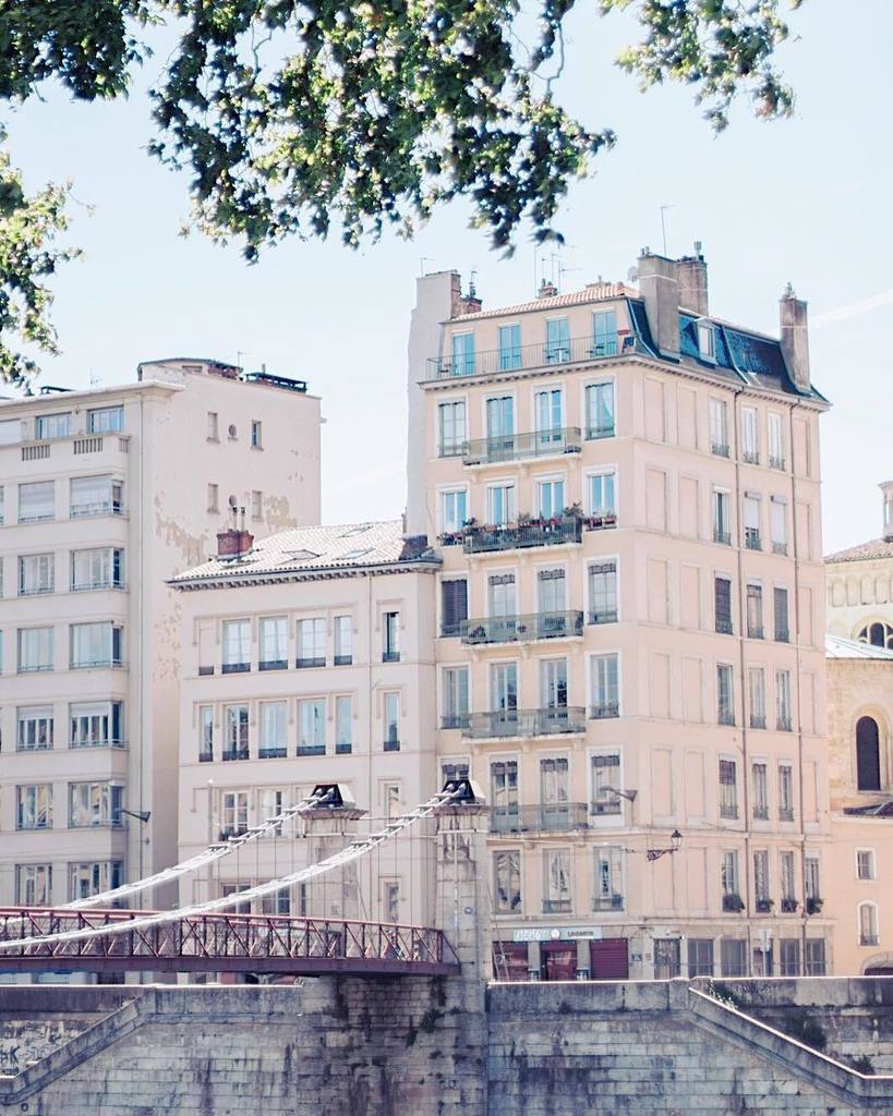 LaMouetteF's tweet photo. Ce matin sur le blog je vous parle de Lyon et je vous raconte pourquoi je l'aime tant. On y va ? 😘☀️ #lyon #onlyly… https://t.co/RArUGdD6gb https://t.co/ONt0rmbNSO