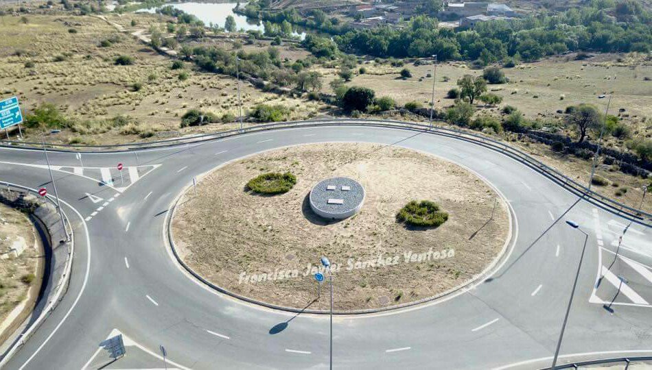 Lajiro30's tweet photo. Silencio...
No dicen nada..
A q esperan?

#Apisonadora

#NoOlvidamos
#LaQuieroEnUnaRotonda
#Historia #Avila

@Ayto_Avila @DGCyL @fomentogob https://t.co/STst76Gowe